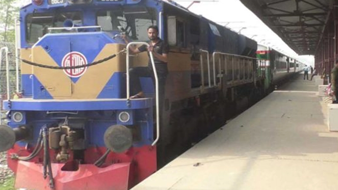 বেনাপোল–ঢাকা রুটে নতুন ট্রেনসহ ৫ দফা দাবিতে যশোরে স্মারকলিপি প্রদান