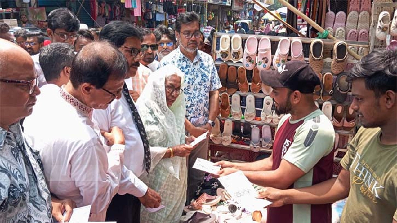 যশোর শহরের এইচএমএম রোডে লিফলেট বিতরণ কর্মসূচির উদ্বোধন করেন বিএনপির ভাইস চেয়ারম্যান অধ্যাপক নার্গিস বেগম।