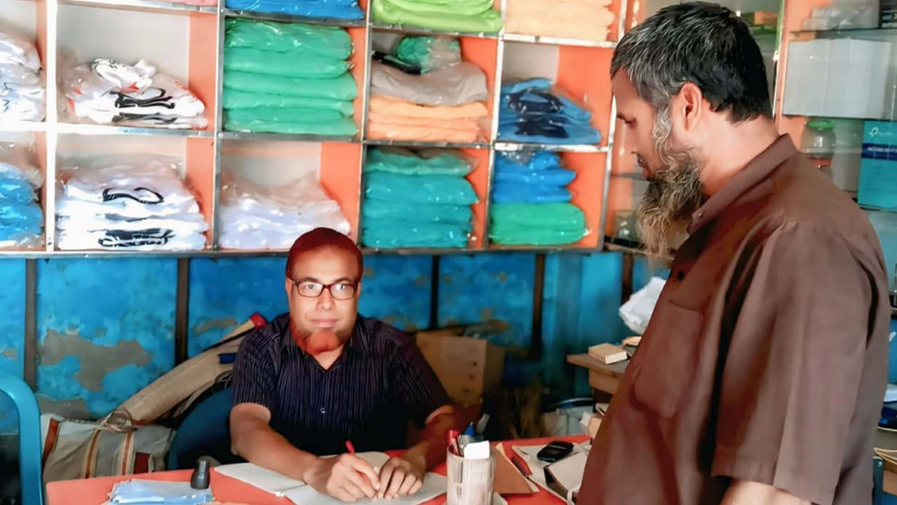 দোকান ঘরে ৮ বছর ধরে চলছে পোস্ট অফিসের কাজ।