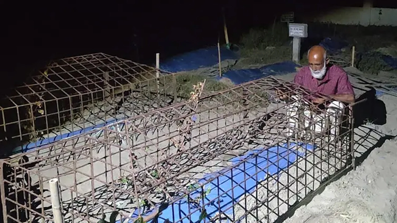 চুরির ভয়ে রাত জেগে সন্তানের কবর পাহারায় বাবা