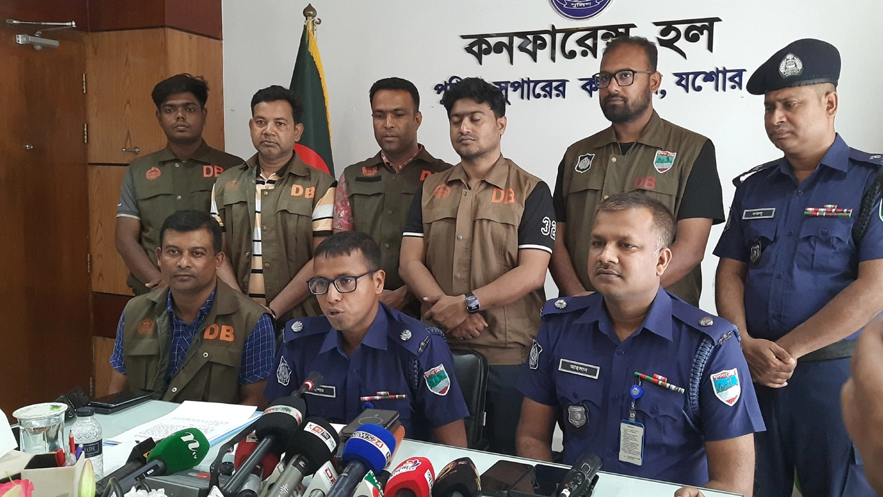 প্রেস ব্রিফিংয়ে অতিরিক্ত পুলিশ সুপার আবুল বাসার