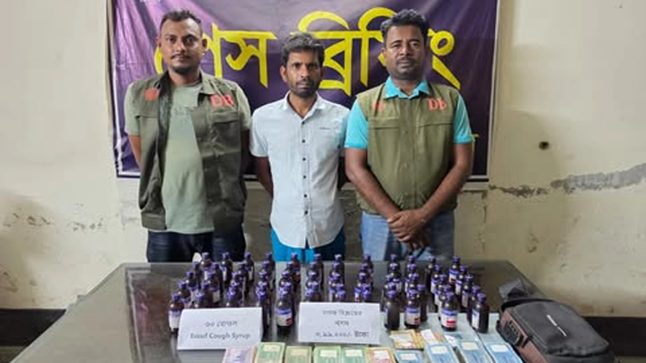 বক্স খাটের ভেতর থেকে ভারতীয় নিষিদ্ধ কফ সিরাপ ও ৪ লাখ টাকা উদ্ধার