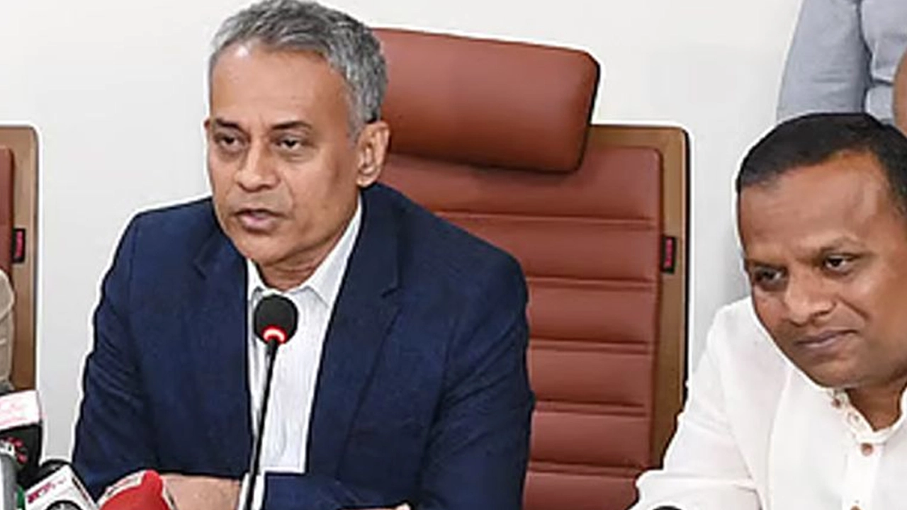 বাস ভাড়া পুনর্নির্ধারণ সংক্রান্ত এক বৈঠক শেষে সাংবাদিকদের সঙ্গে আলাপ করছেন সড়ক পরিবহন ও সেতুমন্ত্রী শেখ রবিউল আলম।