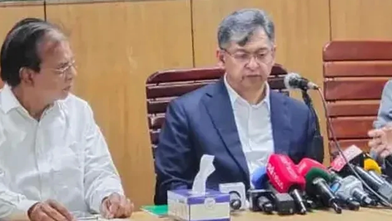 ব্রিফিংয়ে স্বরাষ্ট্রমন্ত্রী সালাহউদ্দিন আহমদ।