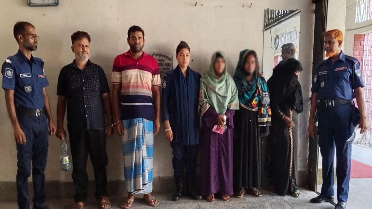 য়ারেন্টভুক্ত আসামীসহ ৫জনকে আটক । ছবি : প্রতিনিধি