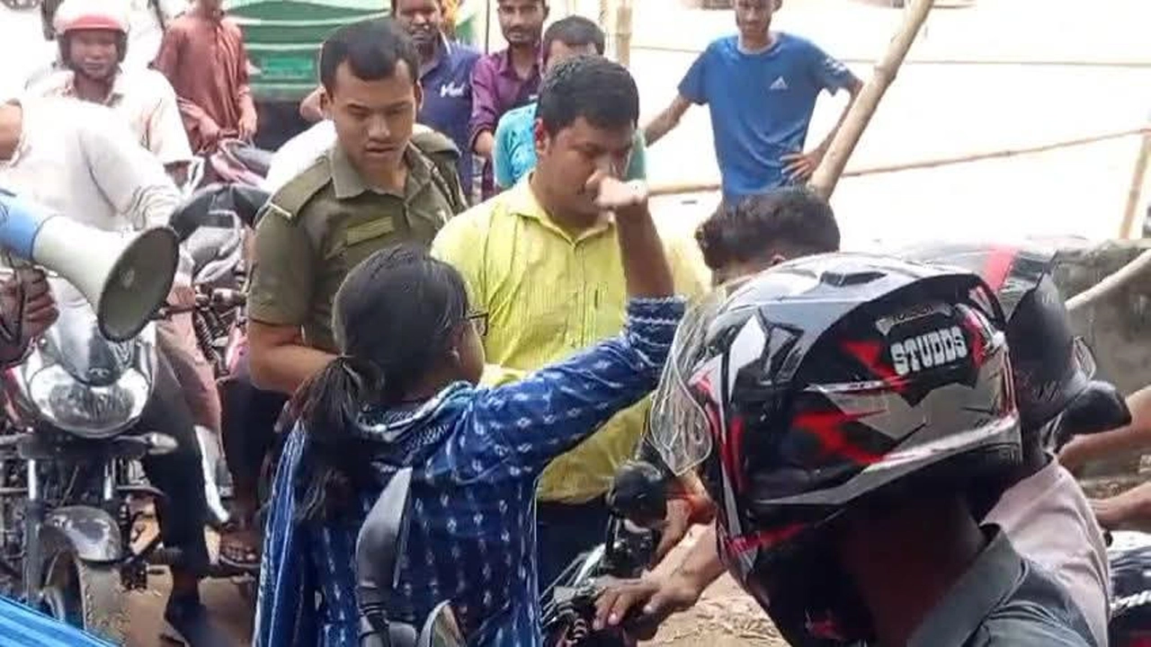 লালমনিরহাটে তেল নিতে গিয়ে ইউএনও’র হাতে মার খেলেন বাইকার