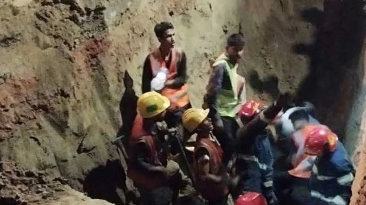 চট্টগ্রামের আগ্রাবাদে ওয়াসার স্যুয়ারেজ প্রকল্পে মাটি ধসে ২ শ্রমিক নিহত