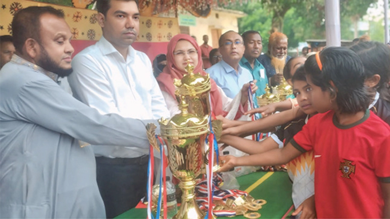 রানার্স আপ ও বিজয়ীদের মাঝে অতিথিরা পুরুষ্কার তুলে দেন  ¦ ছবি: প্রতিনিধি