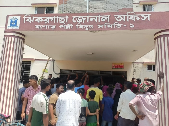 বিদ্যুৎ সংকটের প্রতিবাদে বিক্ষোভ করেছেন এলাকাবাসী । ছবি : সংগৃহীত