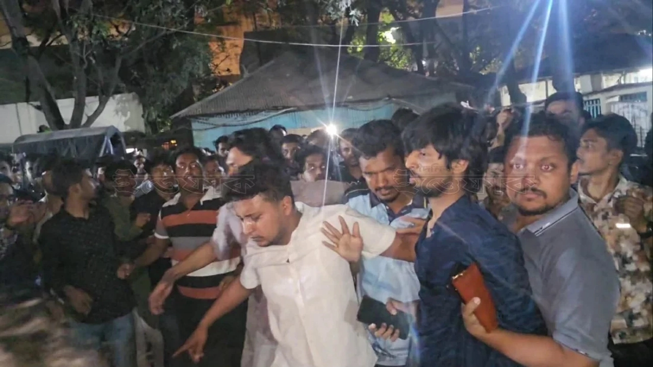 ডাকসু নেতা জুবায়ের ও মুসাদ্দিকের ওপর হা-ম-লা-য় তোলপাড় ¦ ছবি: ইত্তেফাক