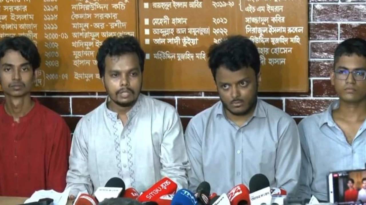 সাংবাদিকদের ওপর হামলার ঘটনার প্রতিবাদে সংবাদ সম্মেলনে বক্তব্য রাখছেন ঢাবি সাংবাদিক সমিতির নেতৃবৃন্দ ¦ ছবি:  আজকের পত্রিকা থেকে সংগ্রহ