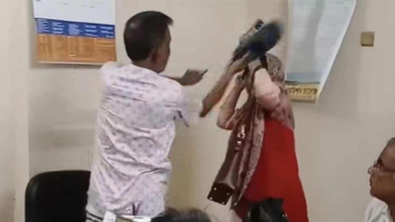 কলেজ অফিসে ঢুকে শিক্ষিকাকে জুতাপেটা করলেন বিএনপি নেতা
