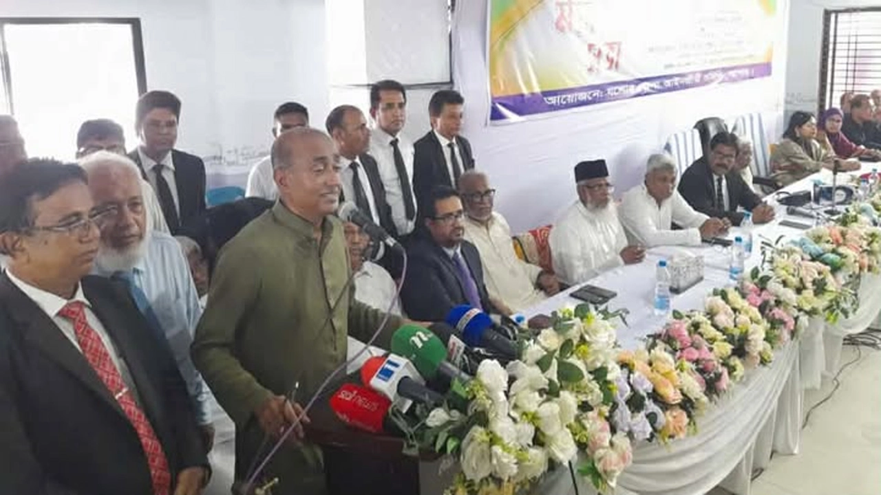 যশোরে আইনজীবীদের সঙ্গে মতবিনিময় সভায় আইনমন্ত্রী মোঃ আসাদুজ্জামান ¦ ছবি: গ্রামের কাগজ