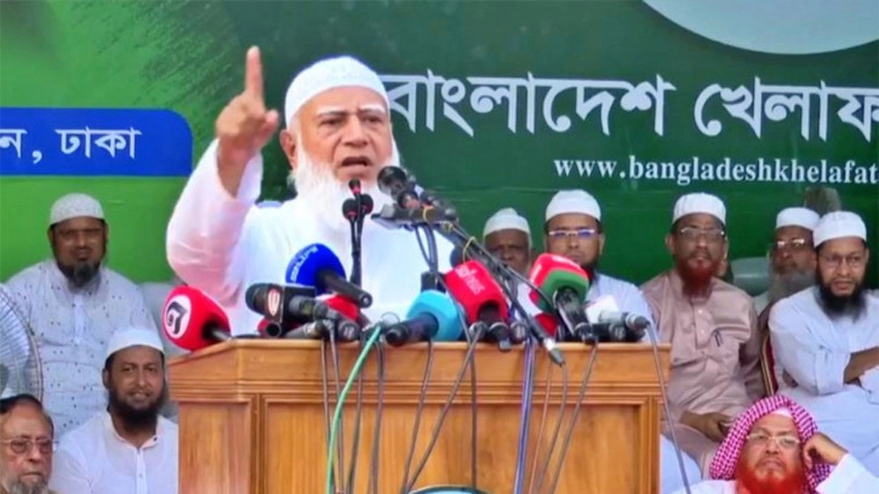 বিরোধীদলীয় নেতা ও জামায়াত আমির শফিকুর রহমান বক্তব্য রাখছেন