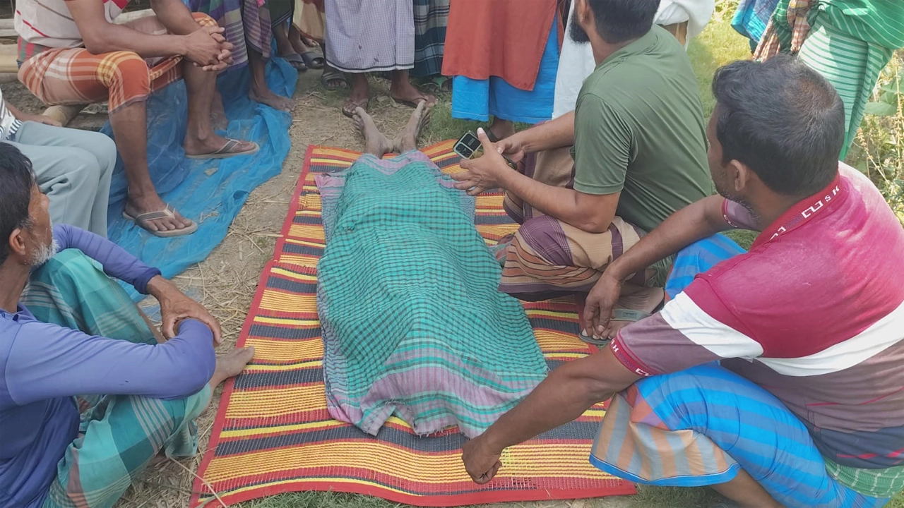 যশোরের মণিরামপুরে ধান বহনের কাজ করার সময় মান্নান শেখ নামের এক শ্রমিকের মৃত্যু হয়েছে।