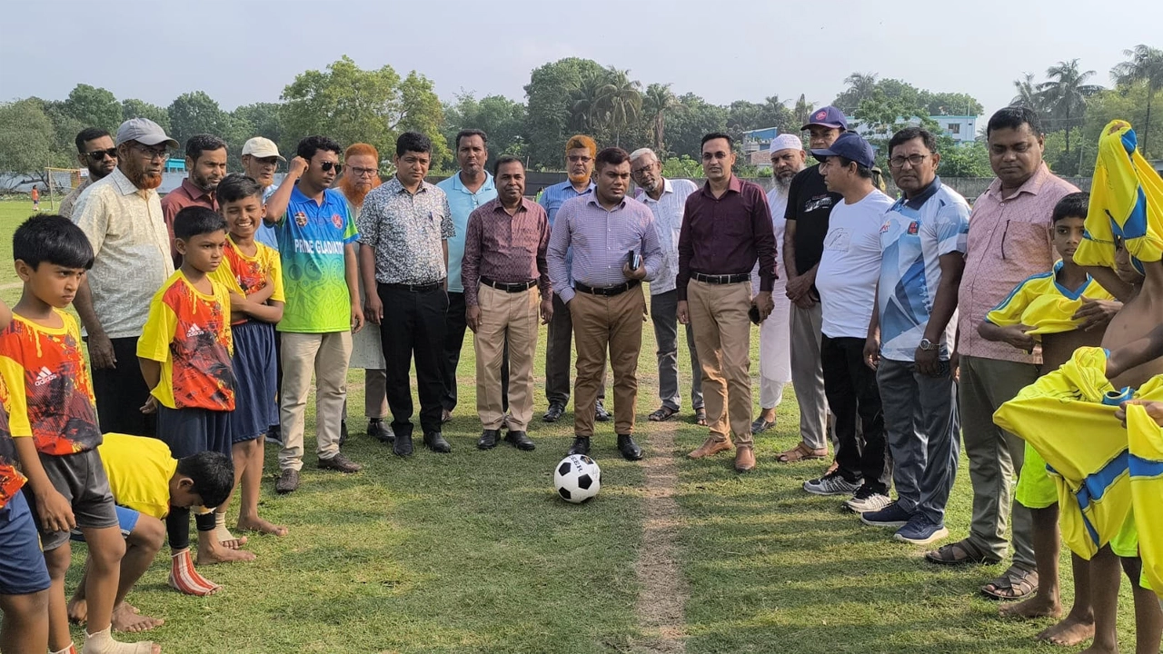 উৎসবের আবহে জীবননগরে প্রাথমিক গোল্ডকাপ ফুটবলের উদ্বোধন