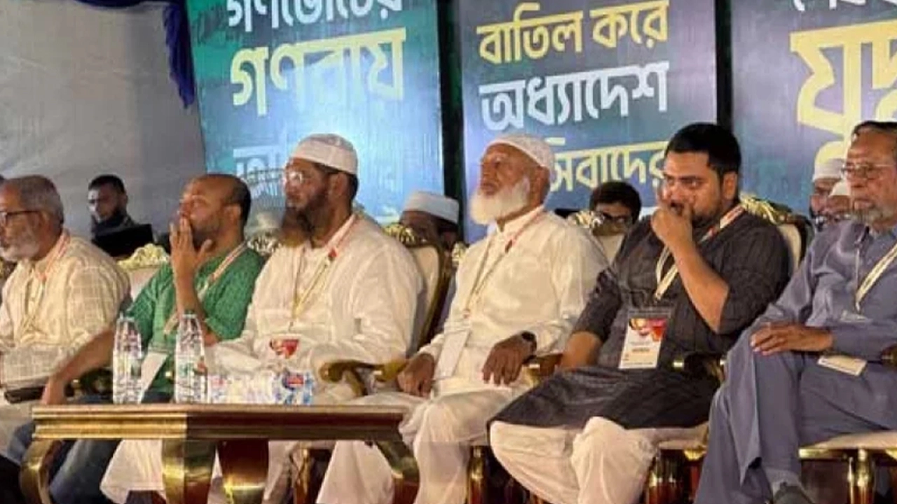 সোহরাওয়ার্দী উদ্যান-এ জুলাই শহীদ পরিবার ও জুলাইযোদ্ধাদের নিয়ে আয়োজিত জাতীয় সমাবেশে ডা. শফিকুর রহমান