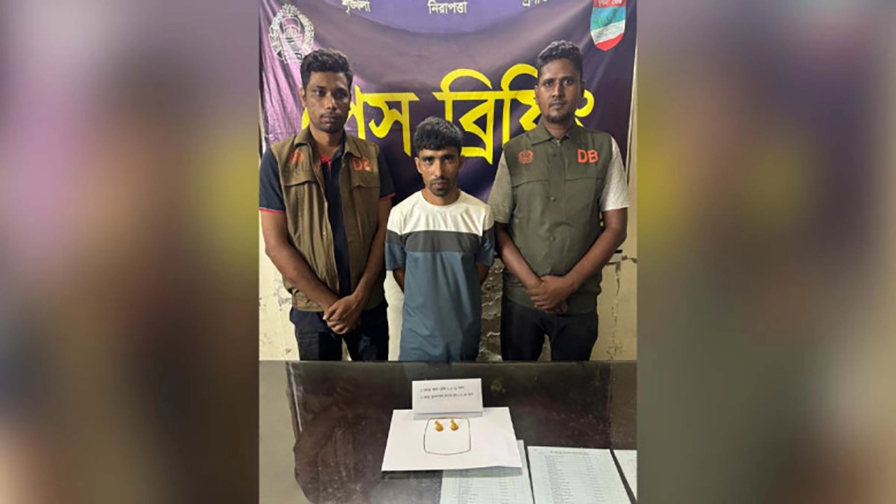 যশোরের চিহ্নিত চোর শাহিন ইসলাম শামীম ওরফে ‘স্পাইডার শামীম’-কে ফের আটক করেছে জেলা গোয়েন্দা (ডিবি) পুলিশ। ছবি: গ্রামের কাগজ