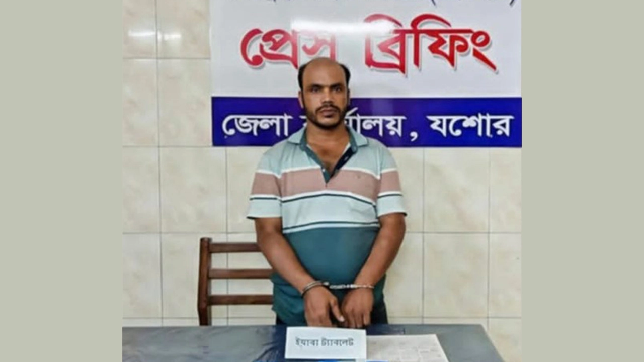 যশোরে মাদকদ্রব্য নিয়ন্ত্রণ অধিদপ্তরের অভিযানে ১২০০ পিস ইয়াবাসহ এক মাদক কারবারিকে আটক। ছবি: গ্রামের কাগজ
