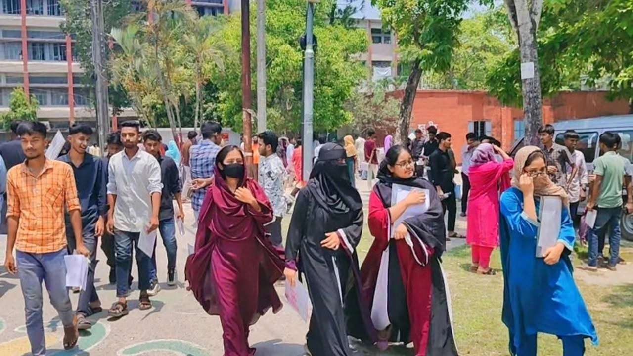 যশোরে সুশৃঙ্খল ও শান্তিপূর্ণ পরিবেশে জাতীয় বিশ্ববিদ্যালয়ের ২০২৫-২০২৬ শিক্ষাবর্ষের প্রথম বর্ষ স্নাতক (সম্মান) শ্রেণির ভর্তি পরীক্ষা অনুষ্ঠিত হয়েছে। ছবি: সংগৃহীত