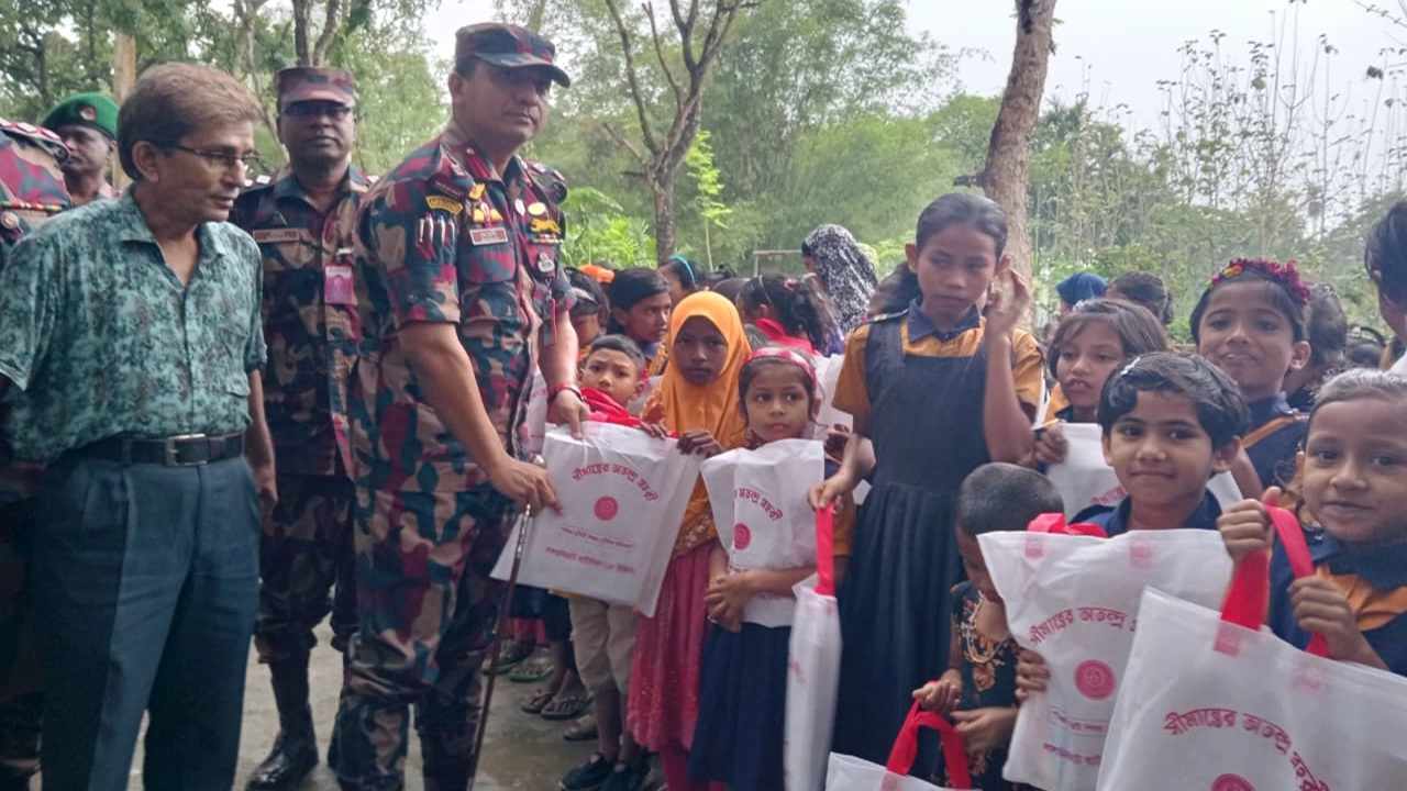 শিক্ষার্থীর স্বপ্ন পূরণে পাশে বিজিবি: শিক্ষা সামগ্রী বিতরণ