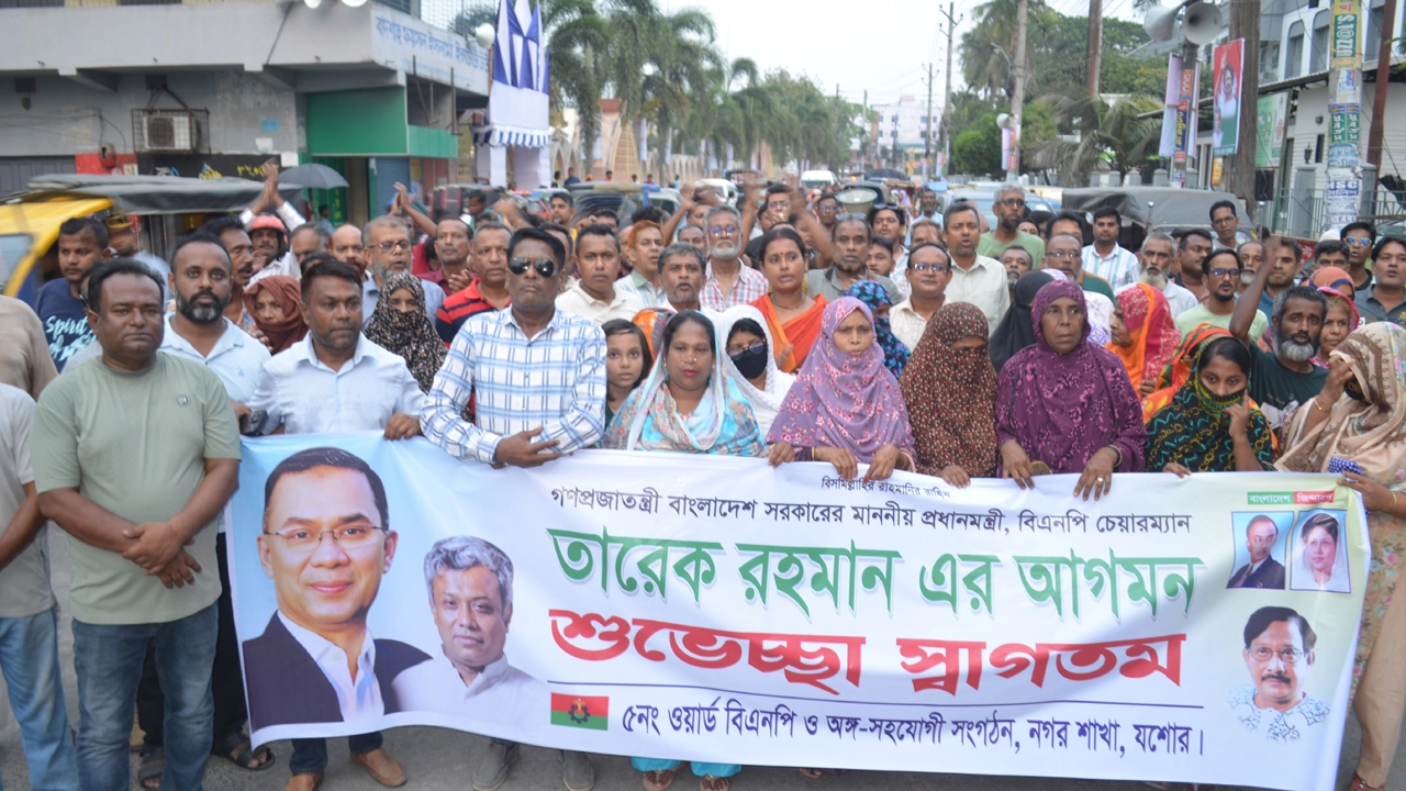 বিএনপির চেয়ারম্যান ও প্রধানমন্ত্রী তারেক রহমানের আগমণ উপলক্ষে রোববার যশোর পৌরসভার ৫ নম্বর ওয়ার্ডের বিএনপির ও অংগসংগঠনের উদ্যোগে শহরে প্রচার ও আনন্দ মিছিল বের হয়। ছবি: গ্রামের কাগজ