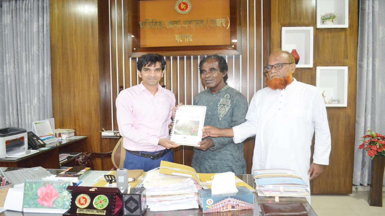 প্রধানমন্ত্রী বরাবর যশোর ফুল উৎপাদন ও বিপনন সমবায় সমিতি লি: ফুল উৎপাদন ও দেশে বিদেশে বিপননের ক্ষেত্রে ফুলের নীতিমালা প্রনয়ণ করাসহ ১১ দফা দাবিতে রোববার অতিরিক্ত জেলা প্রশাসক রাজস্ব কমলেশ মজুমদারে নিকট স্মারক লিপি প্রদান করেন নেতৃবন্দ। ছবি: গ্রামের কাগজ