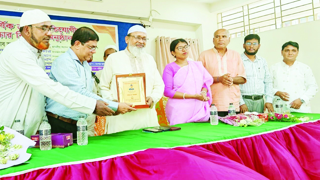 মির্জাপুর আদর্শ মহিলা কলেজে বার্ষিক ক্রীড়া প্রতিযোগিতা ও পুরস্কার বিতরণ অনুষ্ঠানে প্রধান অতিথি হিসেবে উপস্থিত ছিলেন যশোর-৪ আসনের সংসদ সদস্য অধ্যাপক গোলাম রসুল। ছবি: প্রতিনিধি