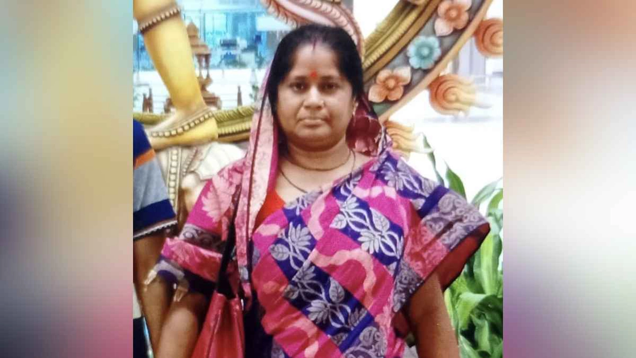 নারী দোকানি বীথিকা রানী ঘোষ। ছবি: সংগৃহীত
