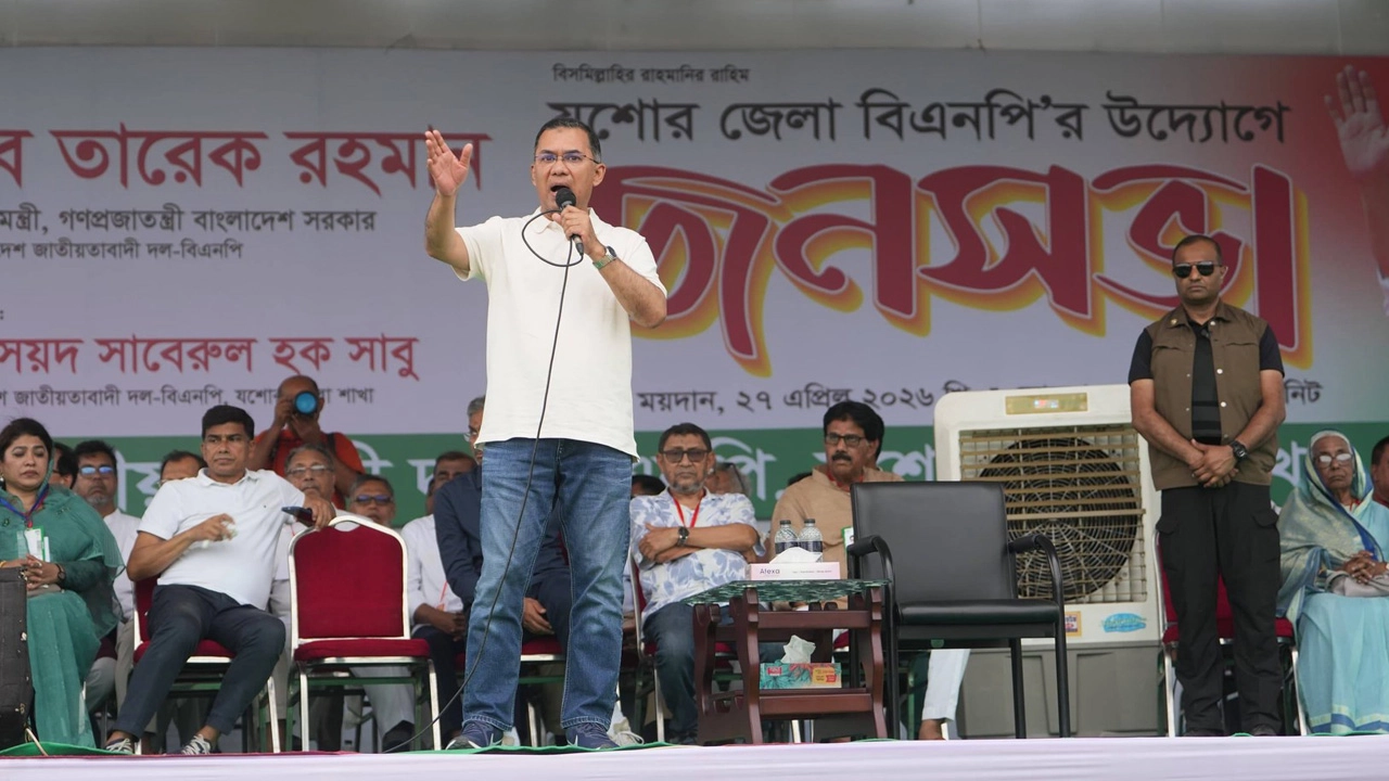 যশোরের ঈদগাহ ময়দানে জনসভায় বক্তব্য প্রদানকালে প্রধানমন্ত্রী তারেক রহমান । ছবি : গ্রামের কাগজ