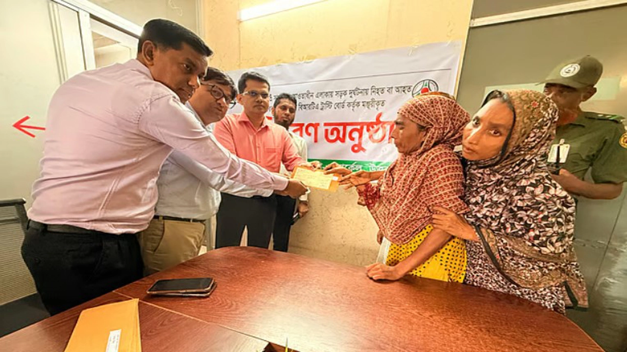 নিহত ও আহতদের পরিবারে আর্থিক সহায়ত। ছবি: সংগৃহীত