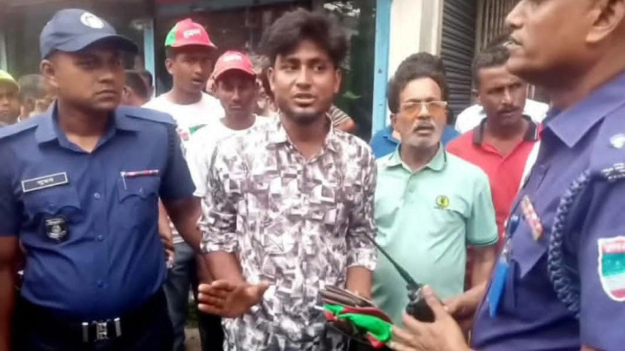 সমাবেশে যোগ দিতে এসে ছুরিসহ অভয়নগরের এক যুবককে হাতেনাতে আটক। ছবি: গ্রামের কাগজ