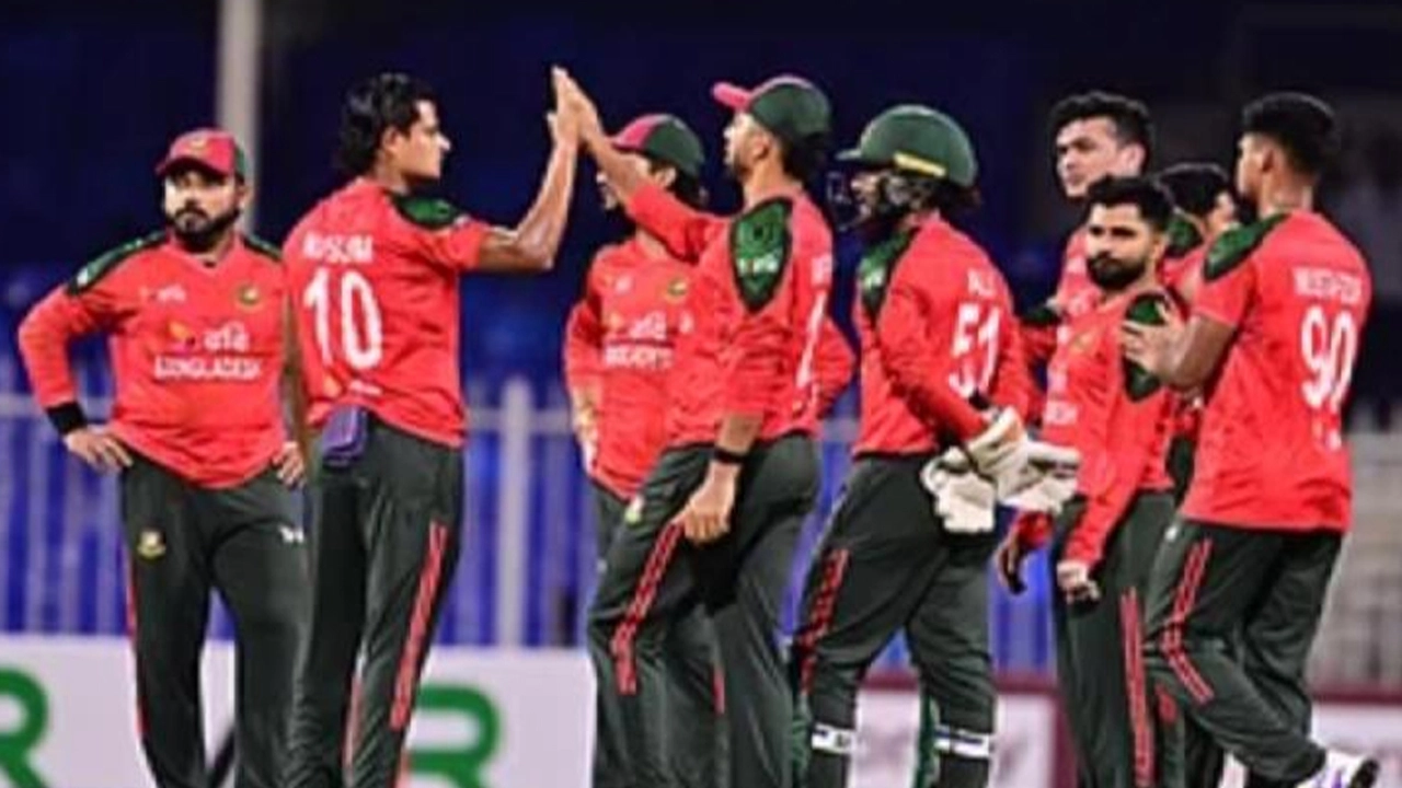 ব্যাটিং ধসে দিল্লির লজ্জা, ৭৫ রানে অলআউট