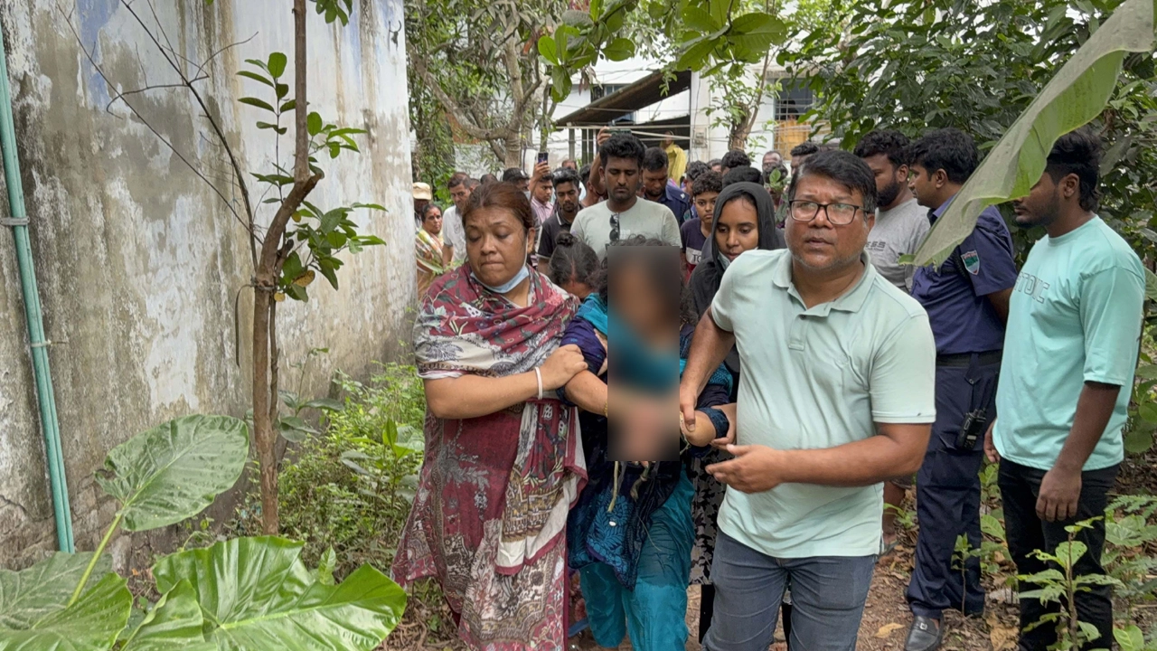 দীপ্তি অধিকারীকে আটক করে নিয়ে যাচ্ছে পুলিশ ¦ ছবি: প্রতিনিধি