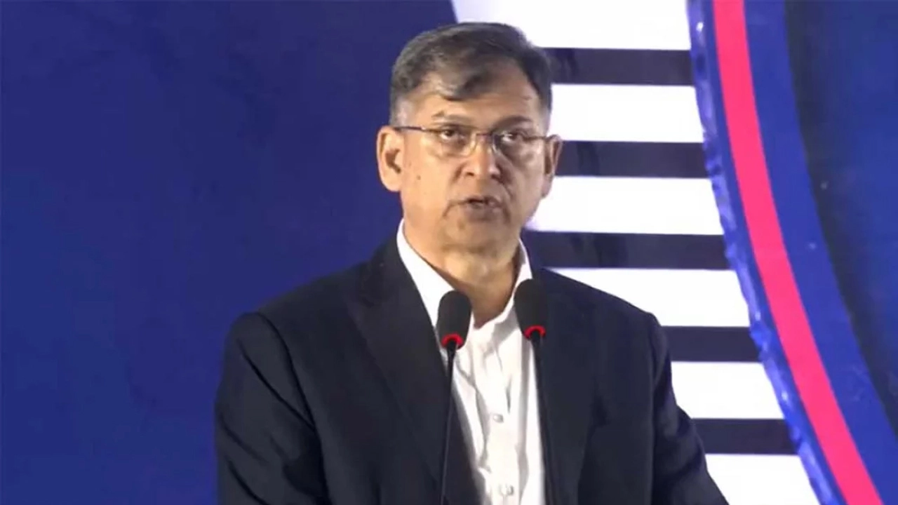 রাজধানীর আগারগাঁওয়ে কোস্ট গার্ডের ৩১তম প্রতিষ্ঠাবার্ষিকীর অনুষ্ঠানে প্রধান অতিথির বক্তব্যে স্বরাষ্ট্রমন্ত্রী সালাহউদ্দিন আহমদ।