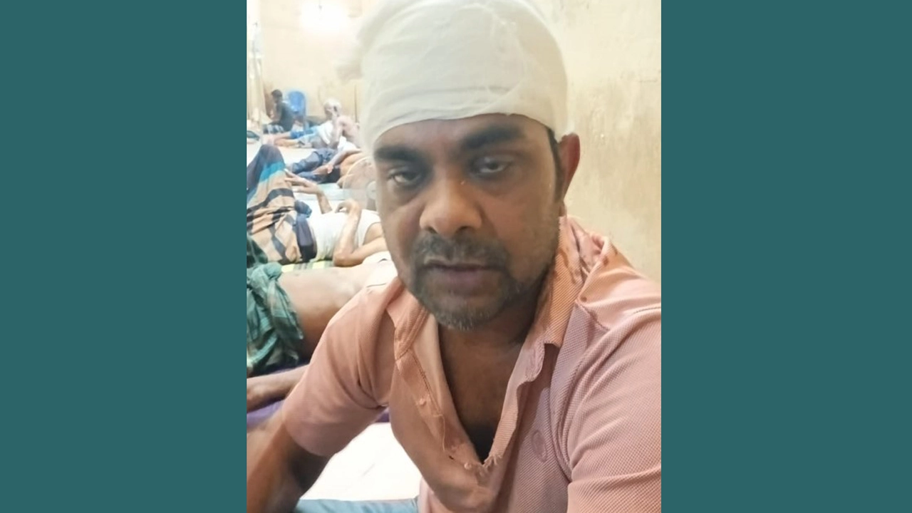 আহত আশিকুজ্জামান । ছবি : গ্রামের কাগজ