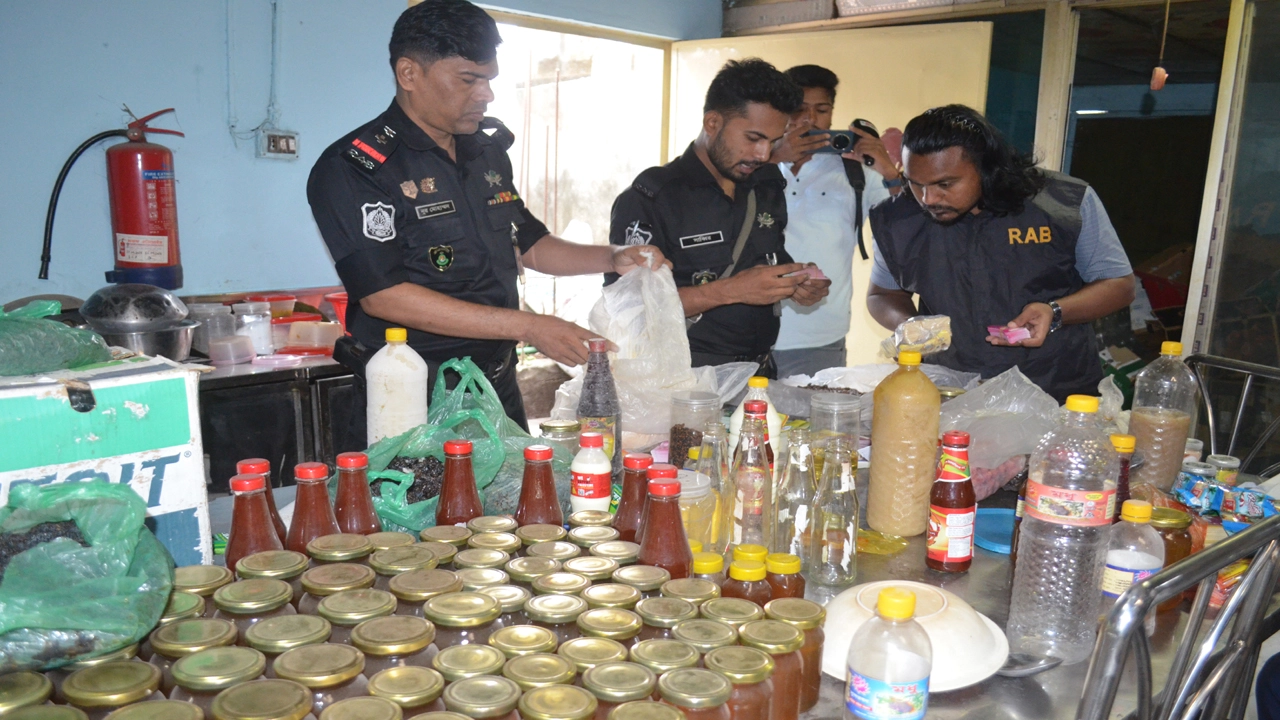 যশোরে ভেজাল মধুর কারখানায় অভিযান