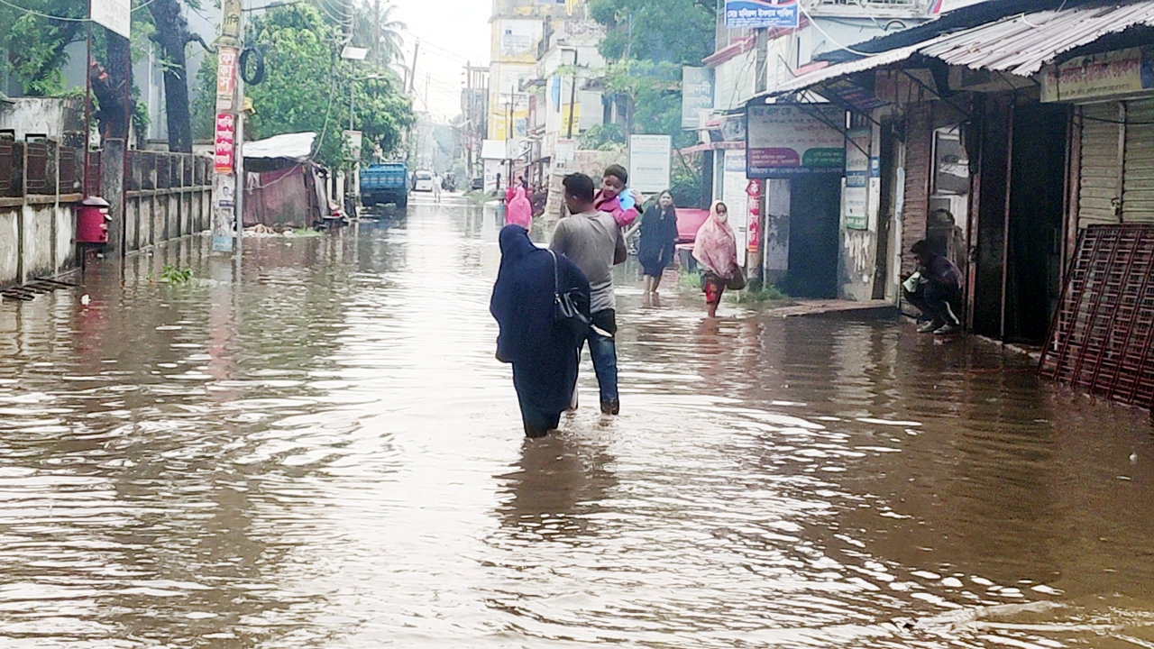টানা বৃষ্টিতে বাগেরহাটে জলাবদ্ধতা, দুর্ভোগে নগরবাসী  ¦  ছবি: প্রতিনিধি