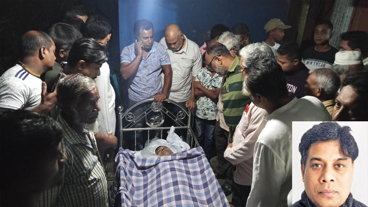 শীর্ষ সন্ত্রাসী খন্দকার নাঈম আহমেদ টিটনের মরদেহ দেখতে ভিড়। ছবি : গ্রামের কাগজ
