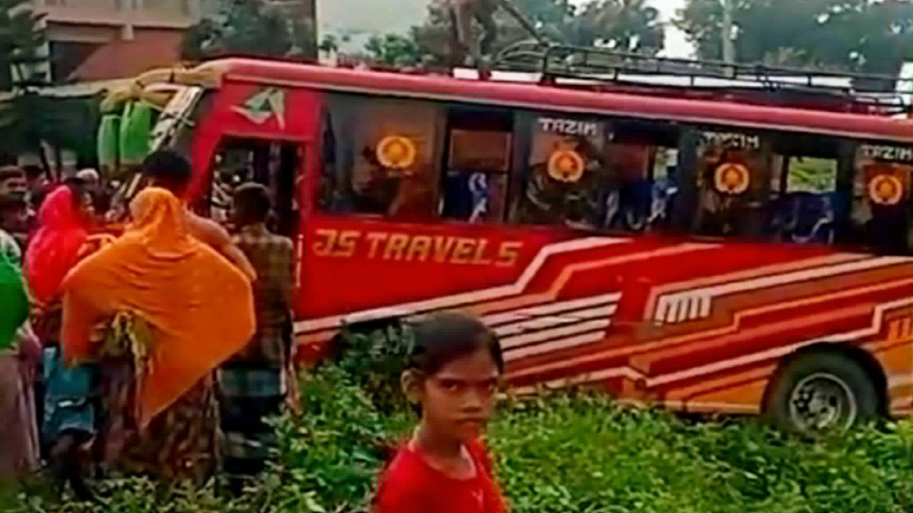 যশোর-ঝিনাইদহ মহাসড়কে বাস খাদে
