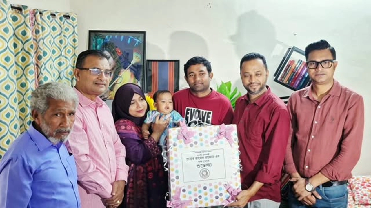 যশোরে শিশু আন নাসরের পরিবারে প্রধানমন্ত্রীর উপহার ও শুভেচ্ছা পৌঁছাল