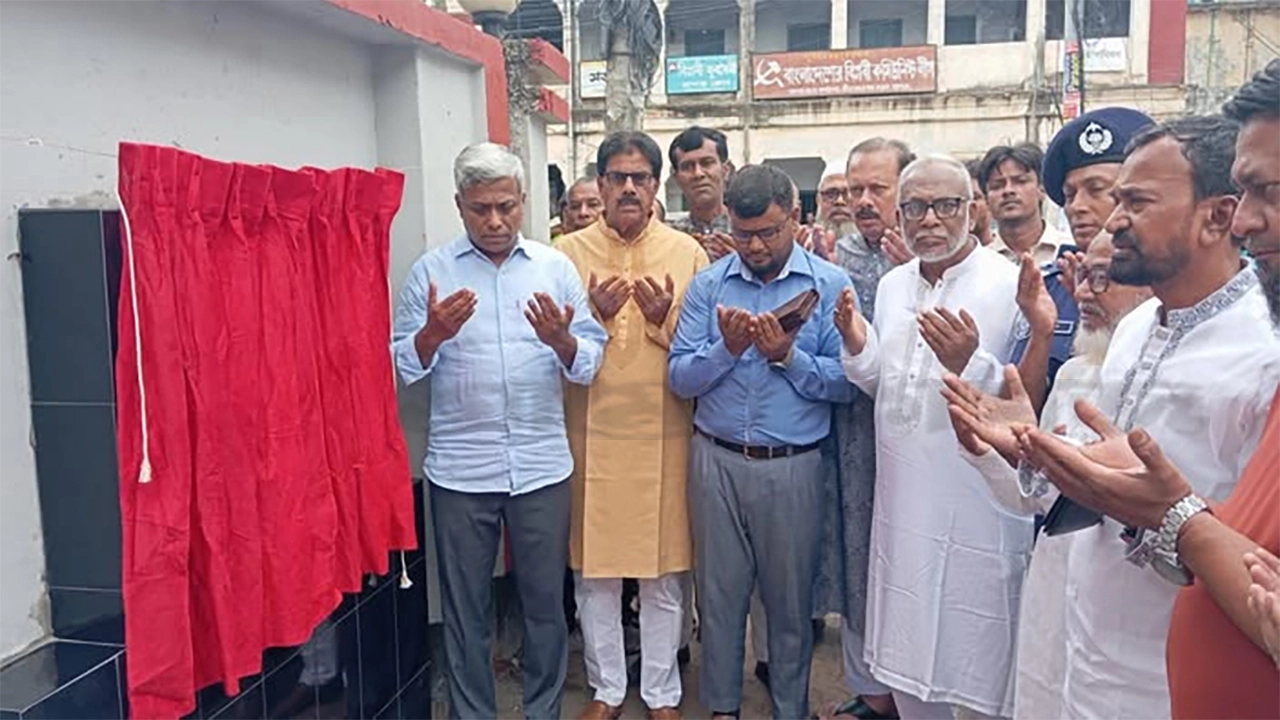 যশোর পৌসভার বেহাল সড়কগুলো দ্রুত সংস্কার করা হবে