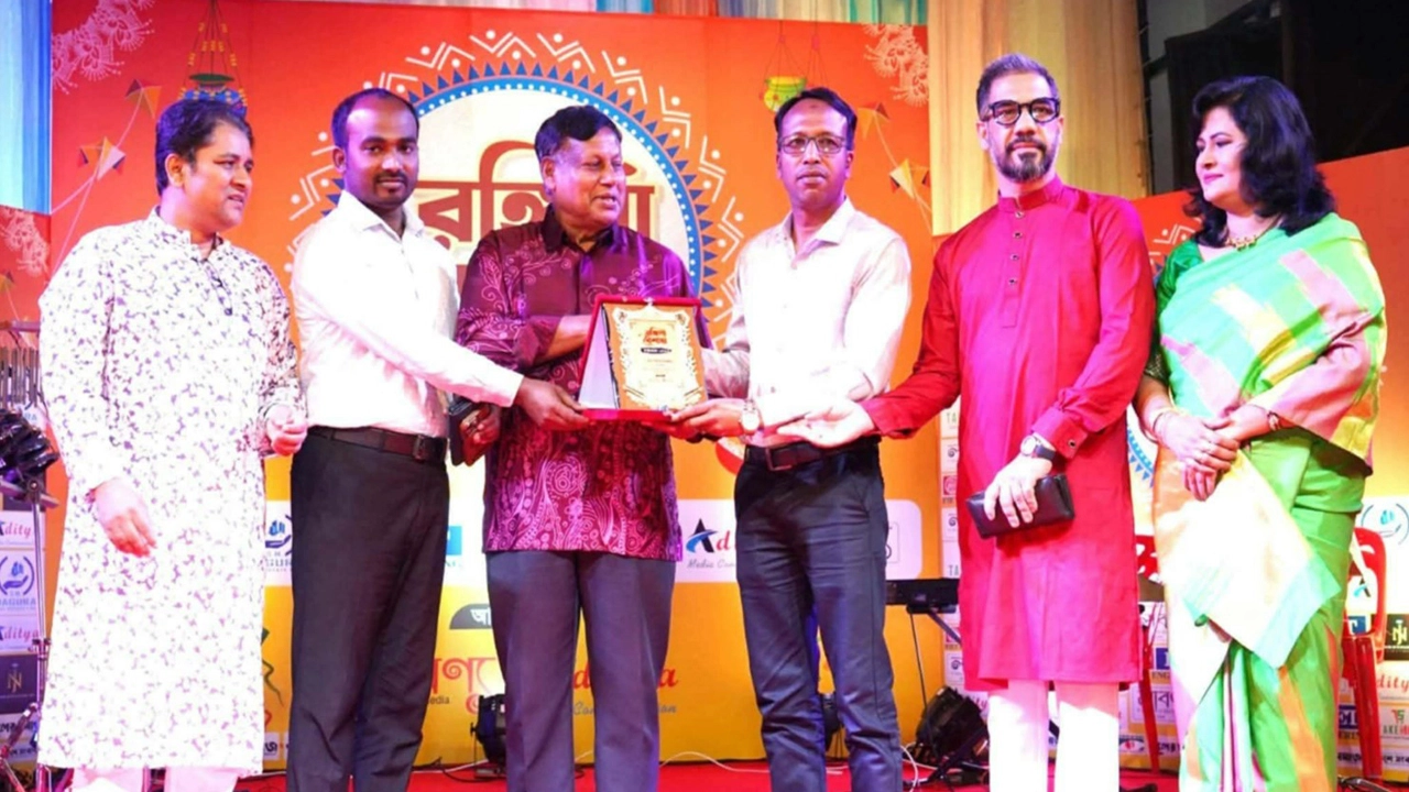 সম্মাননা পেলেন সাংবাদিক এস আর এ হান্নান। ছবি : গ্রামের কাগজ