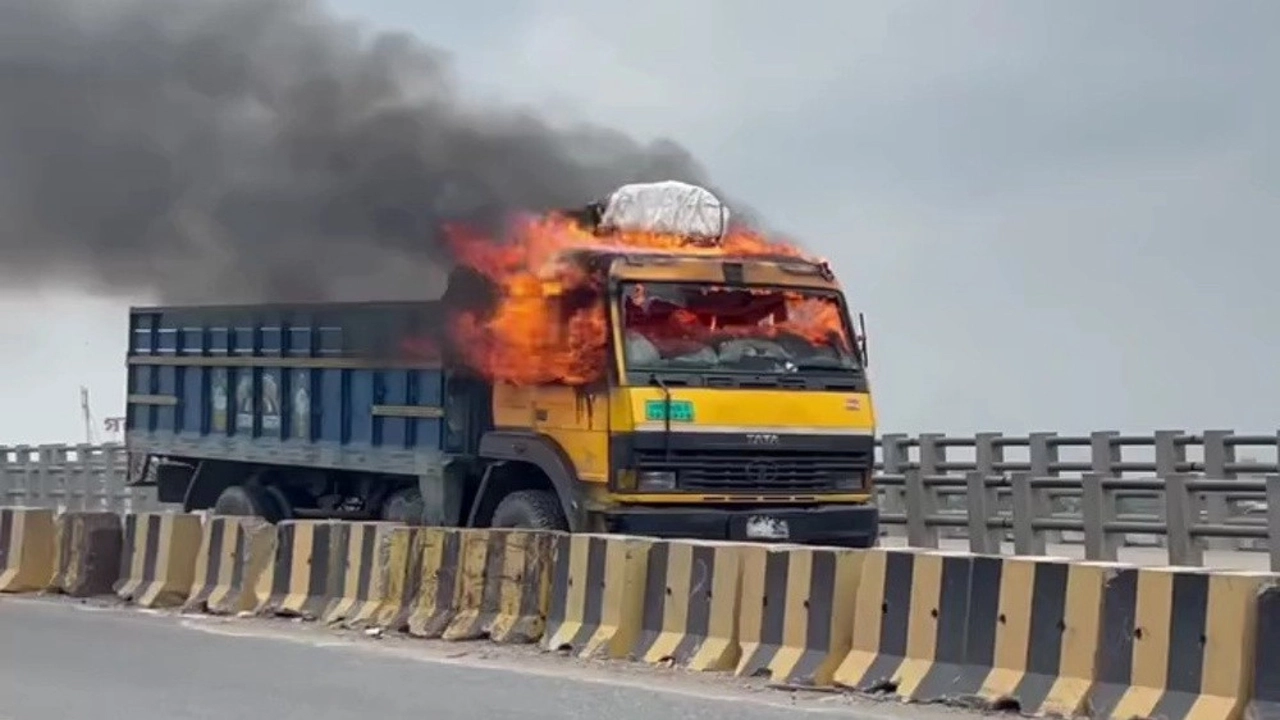 আগুনের পর রক্তের দাগ, কাঁচপুরে চাঞ্চল্য