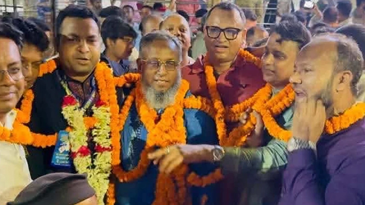 ঢাকা আইনজীবী সমিতি নির্বাচন: বিএনপি সমর্থিত নীল প্যানেলের নিরঙ্কুশ জয়