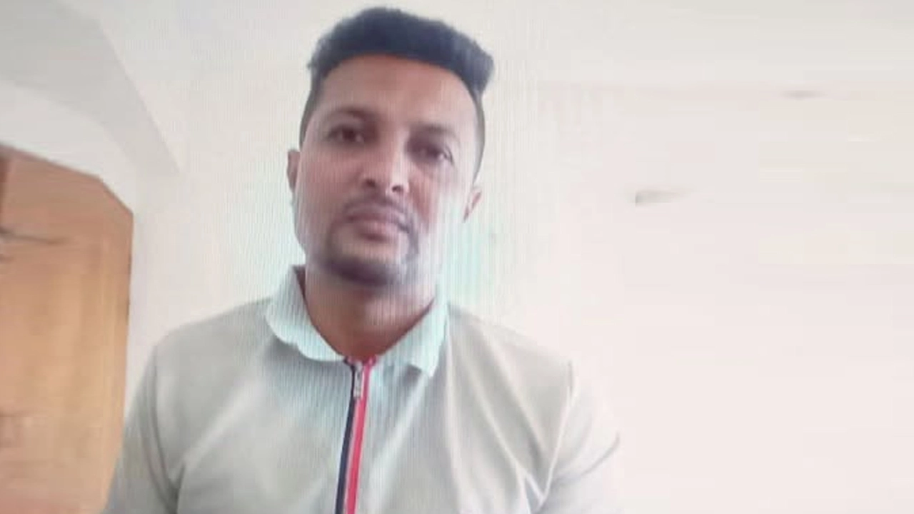 যশোরে ভুয়া পুলিশ কর্মকর্তা বান্না আটক ¦ ছবি: গ্রামের কাগজ