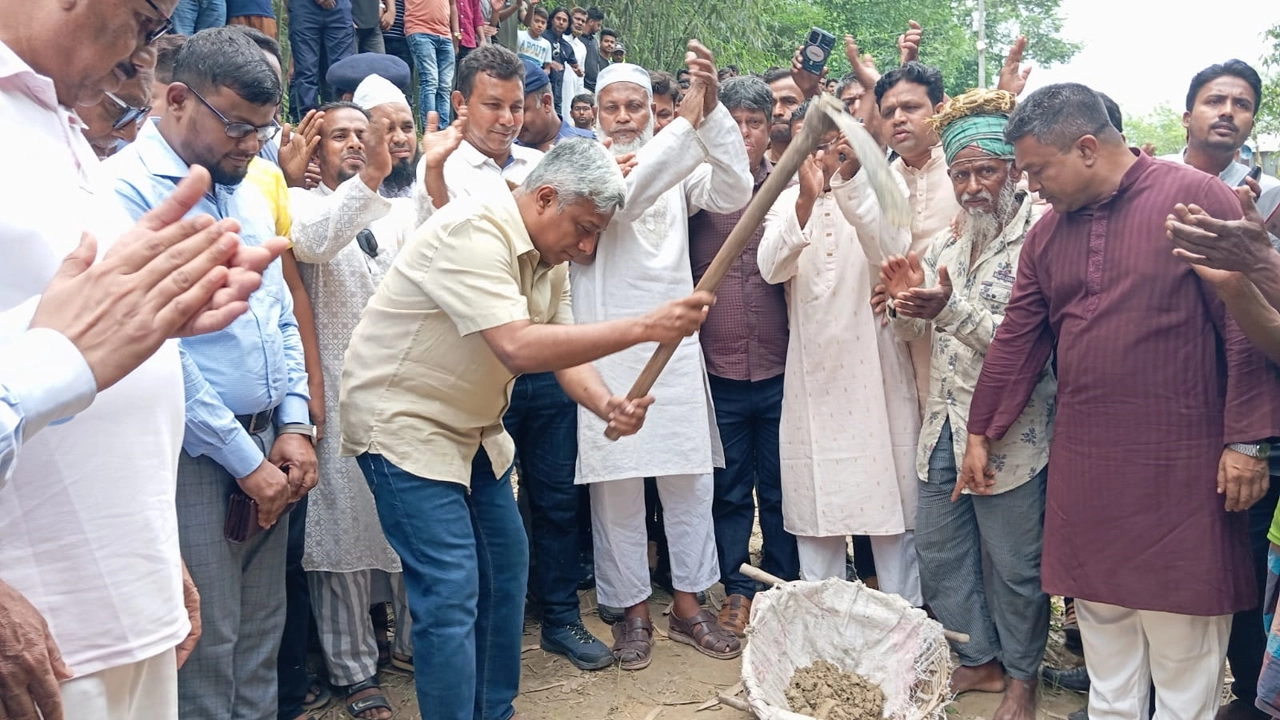 যশোর সদর উপজেলার হৈবতপুর ইউনিয়নে সিরিজ খাল পুনঃখনন কাজের উদ্বোধন করেছেন বিদ্যুৎ প্রতিমন্ত্রী।