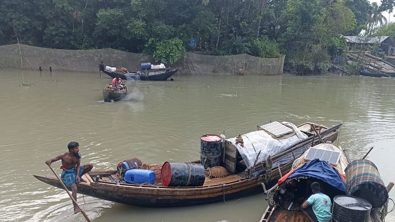 মোরেলগঞ্জে অবকাশ কালীন জেলেদের জীবিকা নির্বাহে আভাবনীয় দূর্ভোগ ¦  ছবি: গনেশ পাল