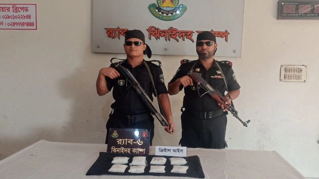 বাস টার্মিনালে র‍্যাবের অভিযানে মাদক জব্দ। ছবি: সংগৃহীত