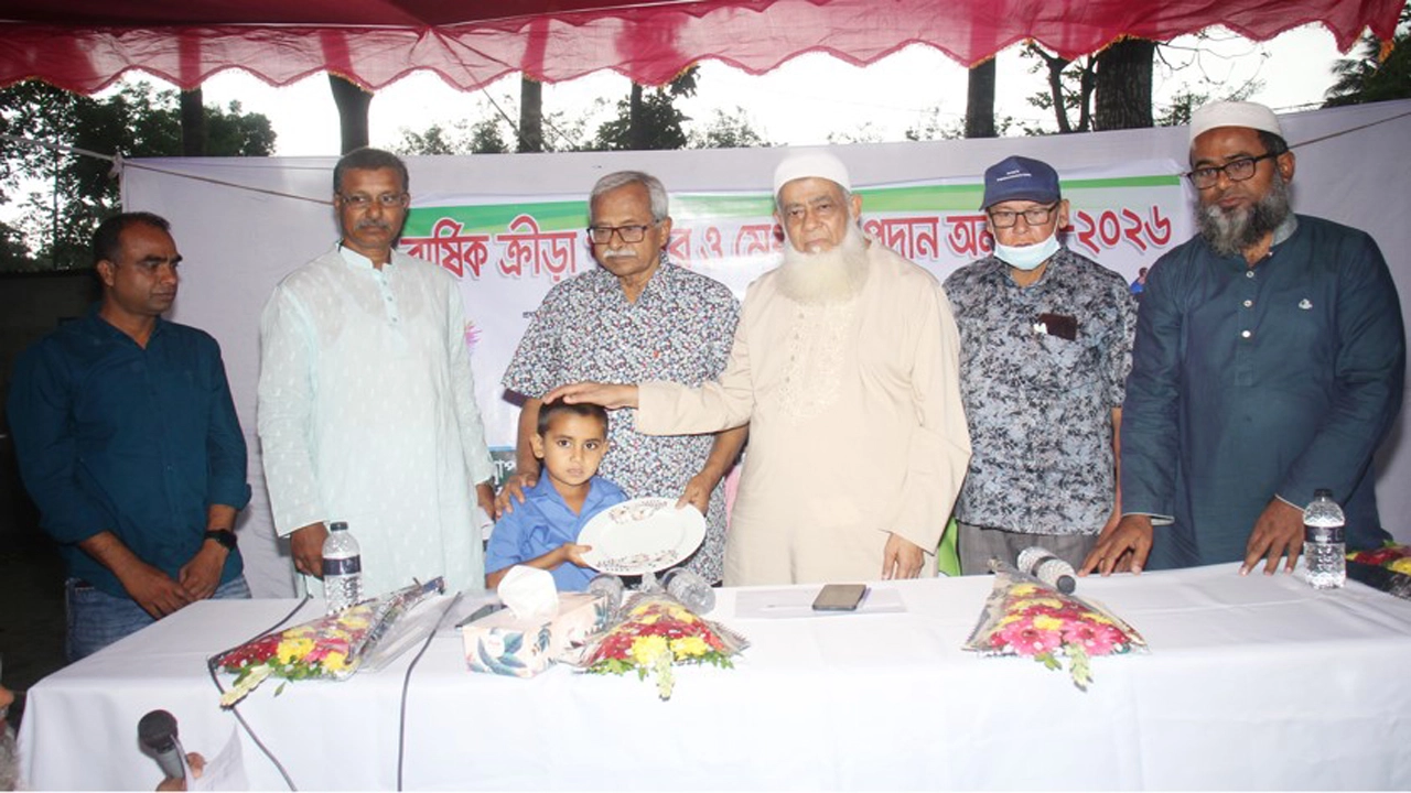 শনিবার যশোরের নোয়াপাড়া আইডিইবি মডেল প্রাথমিক বিদ্যালয়ের বার্ষিক ক্রীড়া প্রতিযোগিতায় বিজয়ীদের মধ্যে পুরস্কার বিতরণ করেন কেন্দ্রীয় কমিটির আহবায়ক প্রকৌশলী কবির হোসেন। ছবি: গ্রামের কাগজ